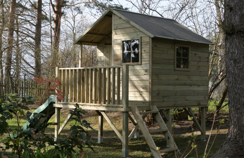 Drewniany domek ogrodowy dla dzieci - Jacek ze ślizgiem