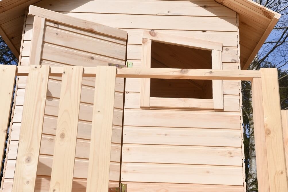 Drewniany domek Hipcio z podwójną huśtawką dwoma ślizgami i ścianką wspinaczkową